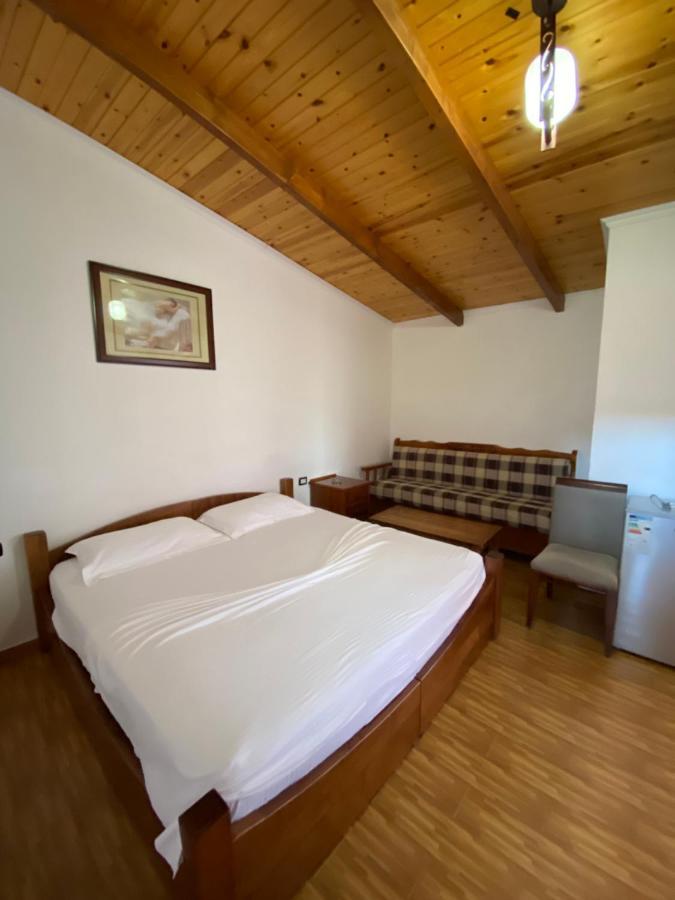 Kompleksi Jakaj Velipojë Buitenkant foto